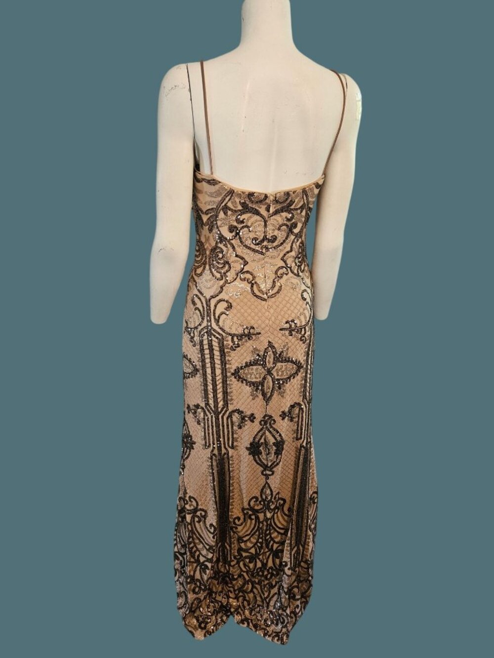 Betsy & Adam "Reese" Long Sequin Scoop Neck Gown Dress Women's Size 10 - Picture 2 of 12